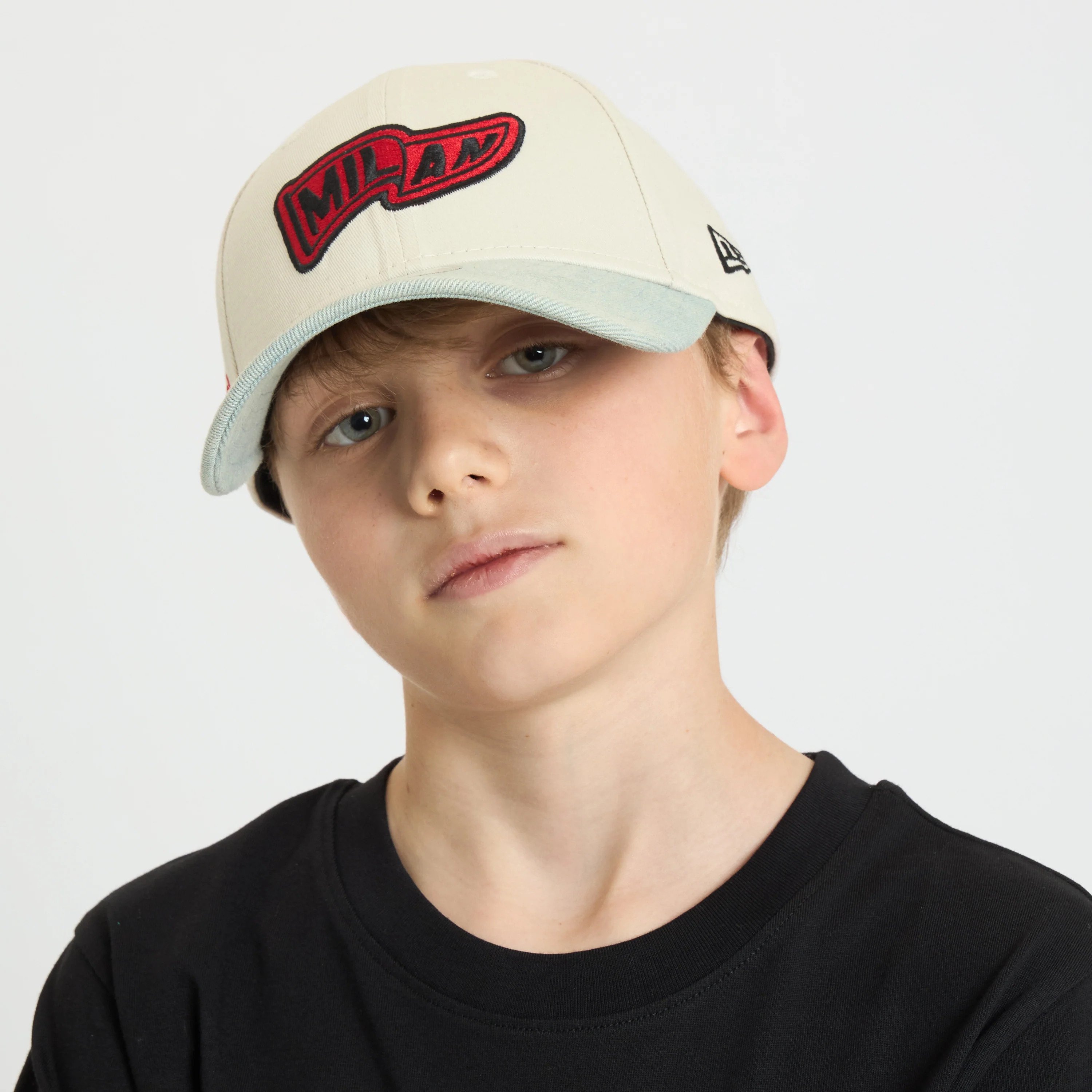CAPPELLINO RAGAZZO 9FORTY® NEW ERA X AC MILAN BIANCO CON VISIERA IN DENIM